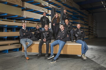 Teamfoto Van Laere hout in het magazijn waar de plaatmaterialen liggen opgeslagen | © Van Laere hout